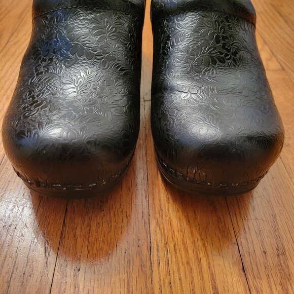 Dansko XP 42 Black Professional Tooled Floral Leather Clogs Stapled Non Slip - Picture 3 of 10